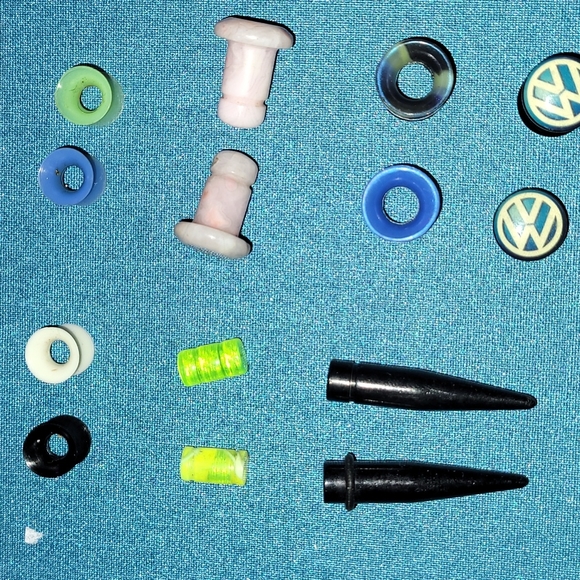 Lot of Plugs, Tunnels & Tapers (ALL SIZES 0G AND UNDER) - Picture 4 of 8